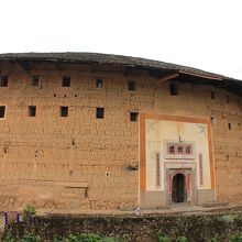 木くずや米などを混ぜて強度を高めた土壁の土楼。