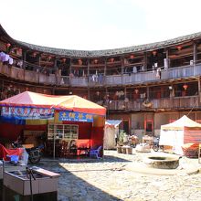 観光に力を入れているらしく土楼の内側で店を開いている所も