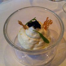 生カキの一品。タラのクリームに包み、キャビア添え