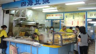 地元の人に混ざって食べてみよう。