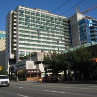 Broadway 沿い。上の方の階の部屋は見晴らしも良い。