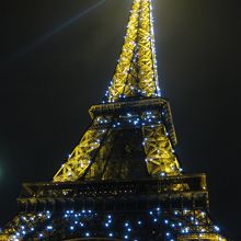毎正時に行われる、エッフェル塔のシャンパン・ライト☆