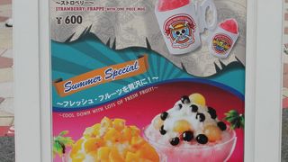 気持ちのいいテラス席で、ボリュームたっぷり！のフラッペがおススメの「ワーフカフェ」