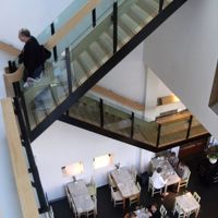 吹き抜けになっていて、中階段がくつろぎスペースになっています