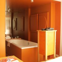 ベッドの隣はお風呂(仕切り無し!) ベッド濡れます・・・。