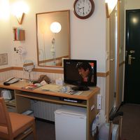 冷蔵庫、ポットが備わっている。コンセントは、日本のもので可