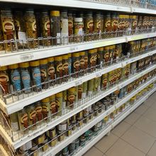 香辛料の陳列棚。裏側も香辛料だったりします。