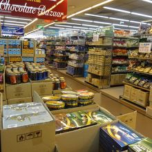 菓子類もこんな感じで陳列されてます。