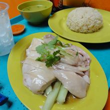 チキンライスLとドラムスティック単品。計S$7。