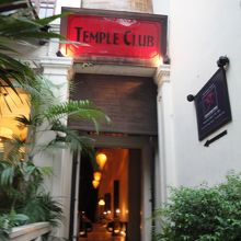 隠れ家的で素敵な入り口