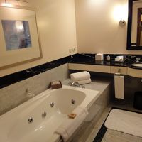 バスとシャワーが別々にあります。