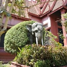 国立博物館入口脇に立つ象の石像。体部分は植木の刈り込み。