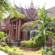 緑の植え込みの中の国立博物館。