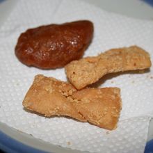 揚げ菓子（奥）と結びこんにゃく型かりんとう風菓子（手前）