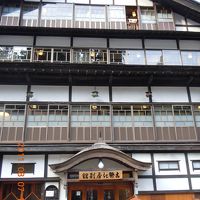 木造４階建てのすてきな旅館です。