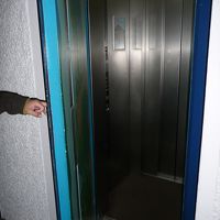 普通の部屋に付いてるようなドアを引いてみるとエレベーター。