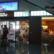 岡山駅新幹線改札口の中です