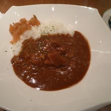 白桃カレー、当初ふわっと感じるがすぐ舌が麻痺して感じなくなる