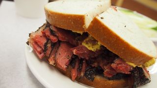 ジューシーなパストラミサンド