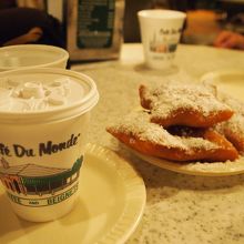 2人だけど水のカップやらでいっぱい。ベニエは1皿分です。