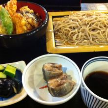 980円のミニ天丼セット。