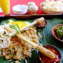 敷地内のロコ・カフェで、おいしいナシゴレン。