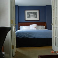 宿泊したスイートルームの寝室の、キングサイズベッド