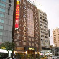 駅からでるとすぐわかります。