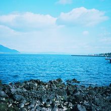 溶岩が点在しています