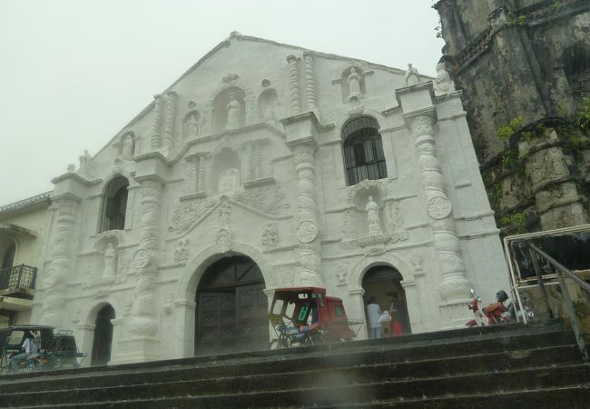 マヨン火山の噴火にも耐えた教会　外装は改修工事で白く綺麗になってました