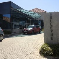 バス道に面したエントランス