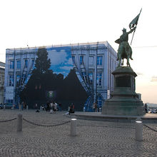 「光の帝国」を纏ったレストア中の当館　（借用画像）