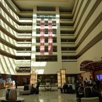 吹き抜け。両側に部屋があります。