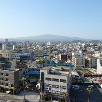 街側の部屋からの眺め。正面にハンラ山。