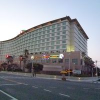 夕景のホテル。カジノもあります。