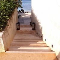 ビーチへ続く階段。階段を降りた左にオープンテラスのレストラン