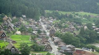 こんな山の田んぼの中に