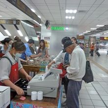 乗客が買っている