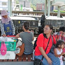 拡声器を通し大きな声で販売