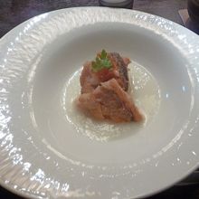 白身魚の唐揚げ，大根ソースといくら添え．馬頭魚