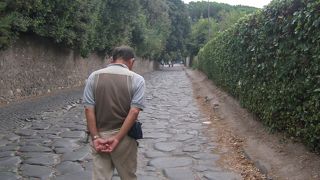 すべての道はローマに通ず……の、アッピア街道。2000年の石畳。