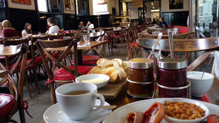 美術館のカフェで朝食を