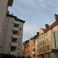 左側の白い建物