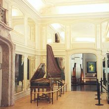鍵盤楽器フロア、王宮の一室のような美しさ。