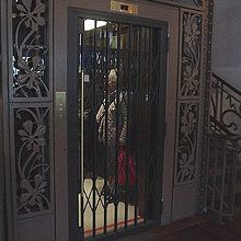 随所に美意識が盛り込まれ、エレベーター、これもまた。