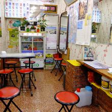 10席ほどの小さな店内