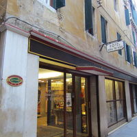 ベネチアらしい狭い路地に面しています。