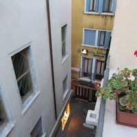 バルコニーから見たおもての路地。昼間は賑やかです。