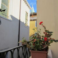 バルコニーからはサンマルコ広場の鐘楼が少し見えます。