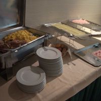 普通。パンとチーズとハムと飲み物の基本パターンでした